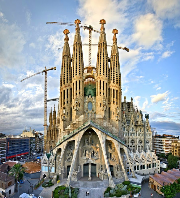 Kiến trúc tổng thể nhà thờ Sagrada Familia - Barcelona